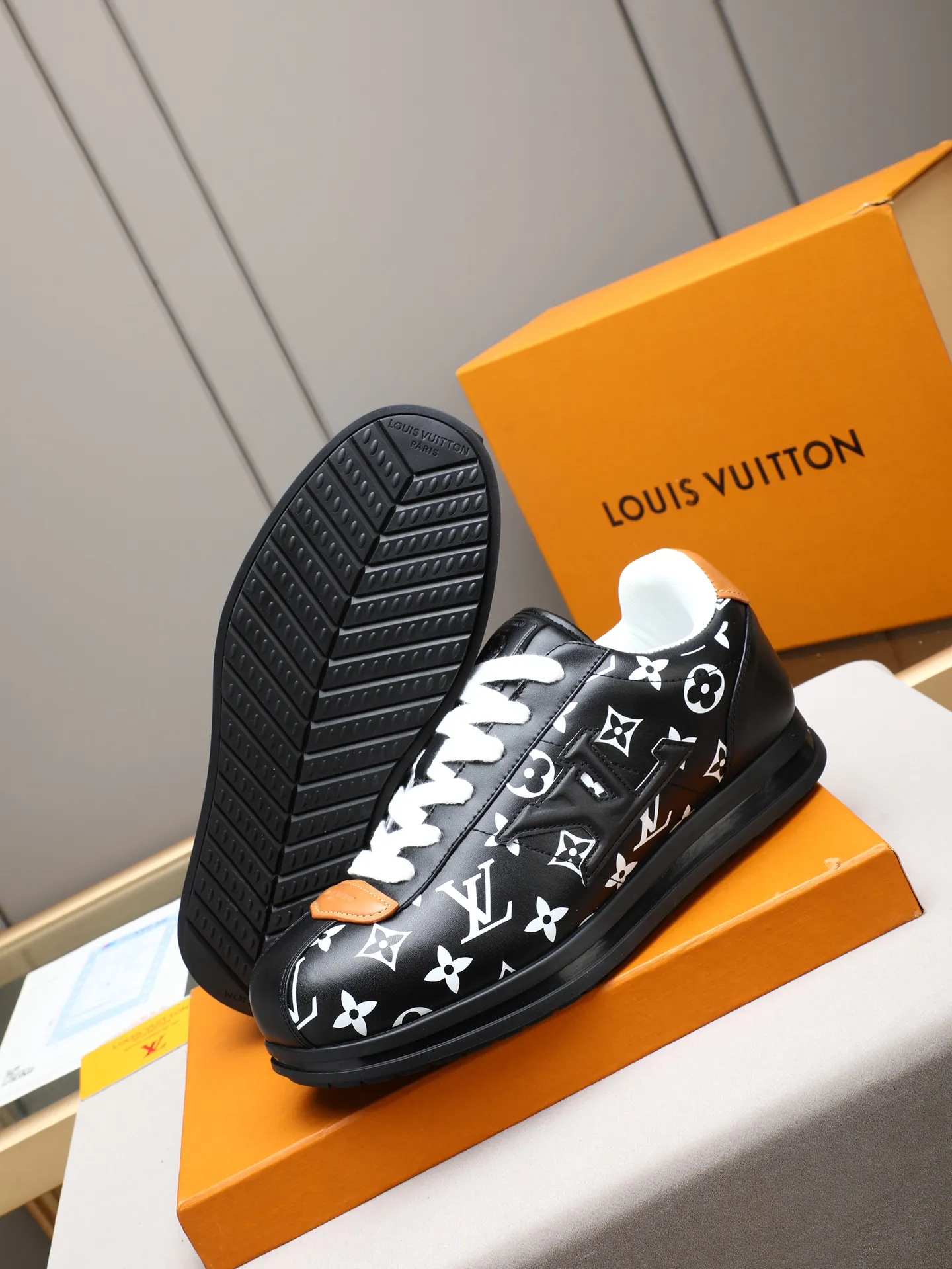 PP560 LV Louis Vuitton L Jialu Brand Runner Tatic Series Thick-soled Casual Sports Shoes Running Shoes Original purchase, development and production This LV Runner Tatic sports shoe combines technical materials such as mesh fabric and ribbons to interpret the inspiration of traditional mountaineering shoes. LV letters are written on one side, the lariat buckle of the quick lacing system is embellished with Monogram flowers and Louis Vuitton logos, and the light and wear-resistant rubber outsole completes the whole. ▪️Fabric: Original imported cowhide + mesh ▪️Inner lining: Original customized breathable mesh ▪️Sole: Original open-molded anti-slip rubber combination material ▪️Size: Men's 38-44 (customized for 45 and 46)